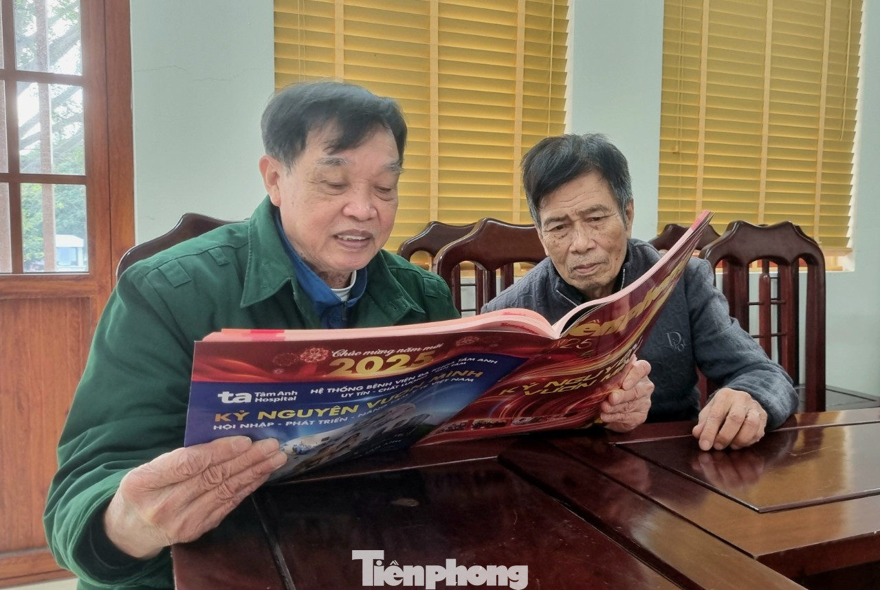 Các bác thương binh đọc số báo đặc biệt Tiền Phòng xuân Ất Tỵ. Các bác thương binh đọc số báo đặc biệt Tiền Phòng xuân Ất Tỵ.