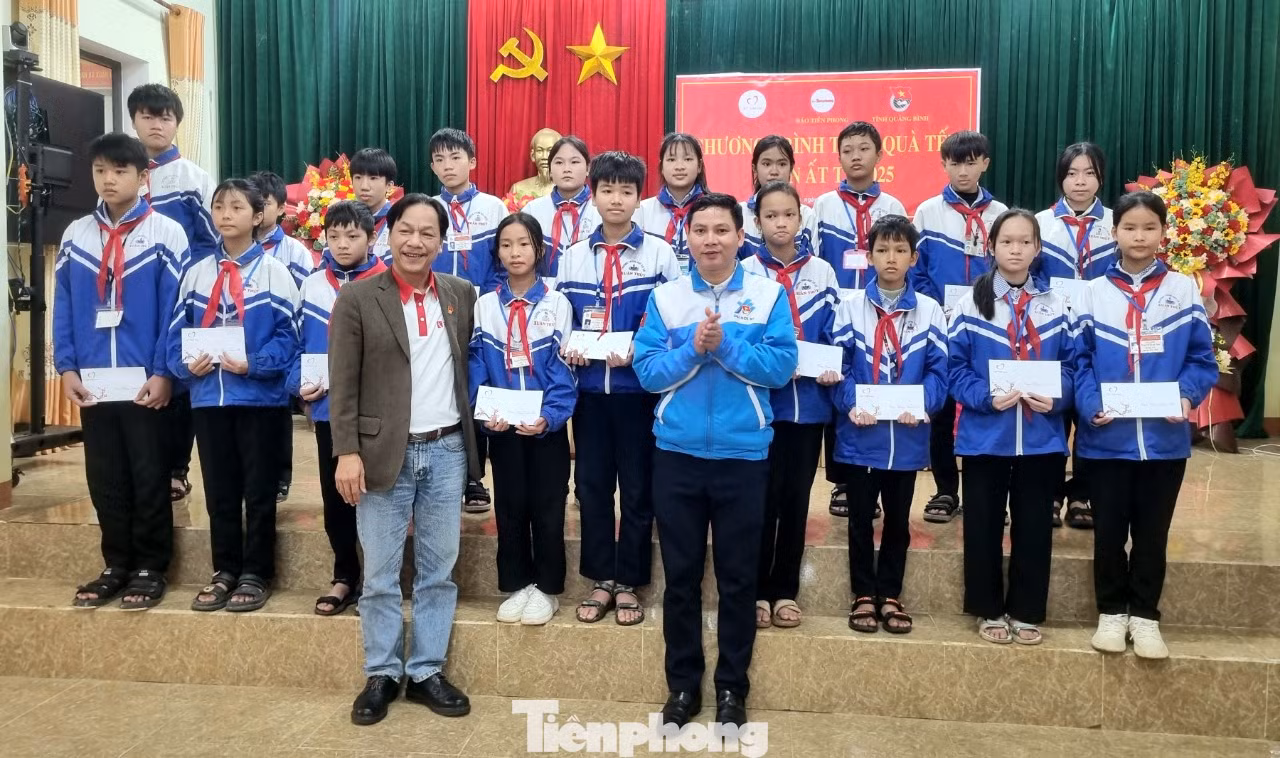 Các đại biểu chụp ảnh cùng học sinh Trường THCS Xuân Thủy.