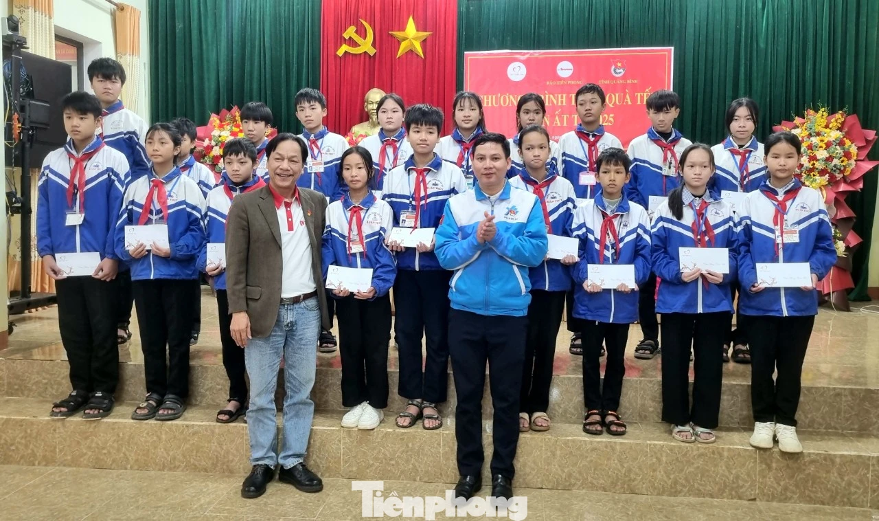 Các đại biểu chụp ảnh cùng học sinh Trường THCS Xuân Thủy.