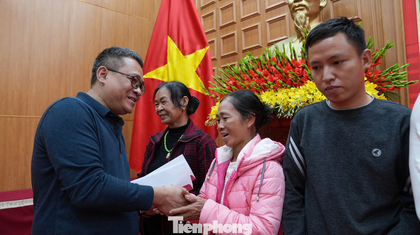 Nhà báo Hồ Sỹ Lực, Phó Trưởng Ban Bạn đọc và Công tác xã hội, báo Tiền Phong trao quà cho người khuyết tật.