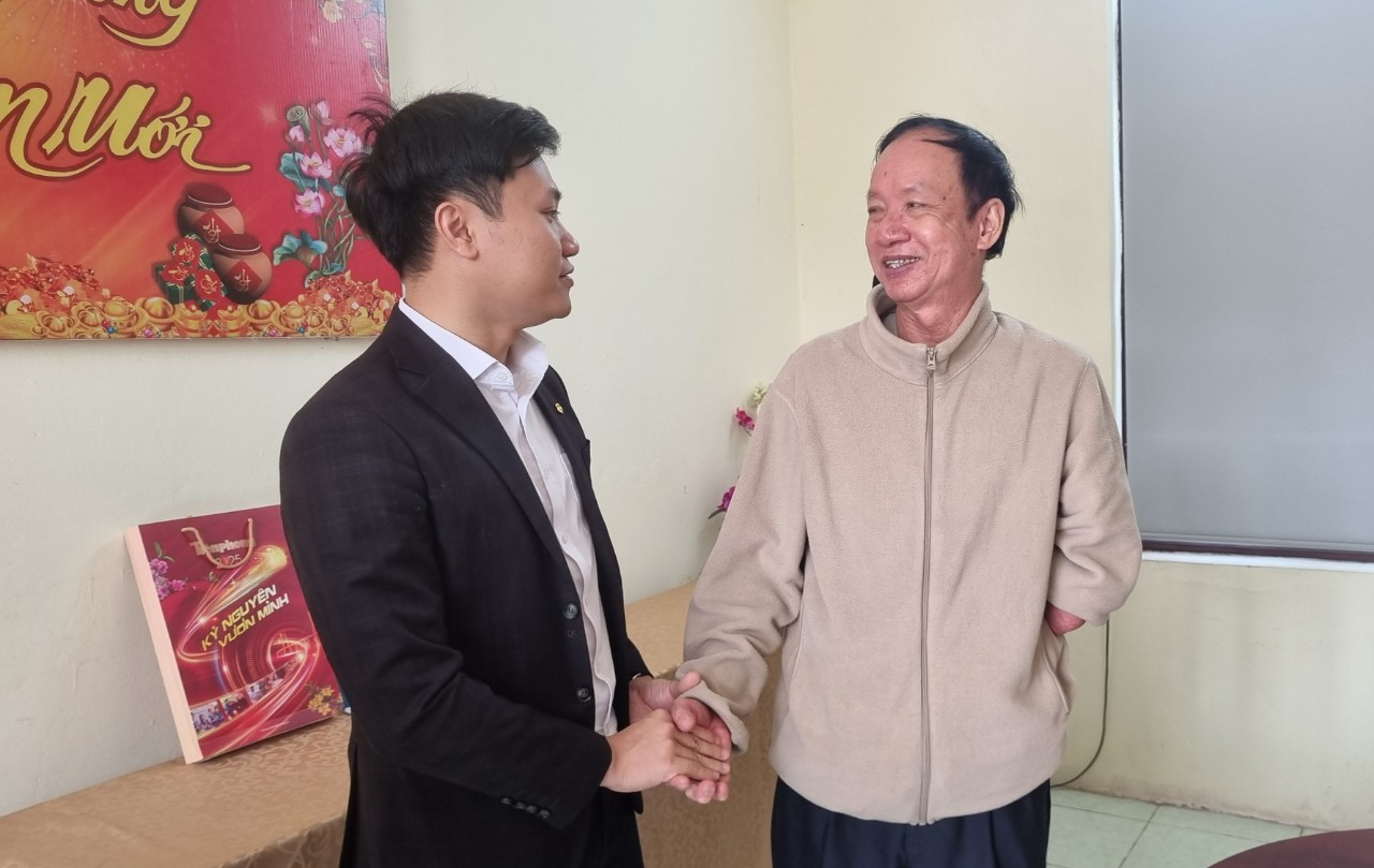 Nhà báo Hồ Sỹ Lực và anh Phạm Duy Long Bí thư Đoàn thanh niên BIDV Thái Bình động viên thương binh Trung tâm nuôi dưỡng và phục hồi chức năng tỉnh Thái Bình.