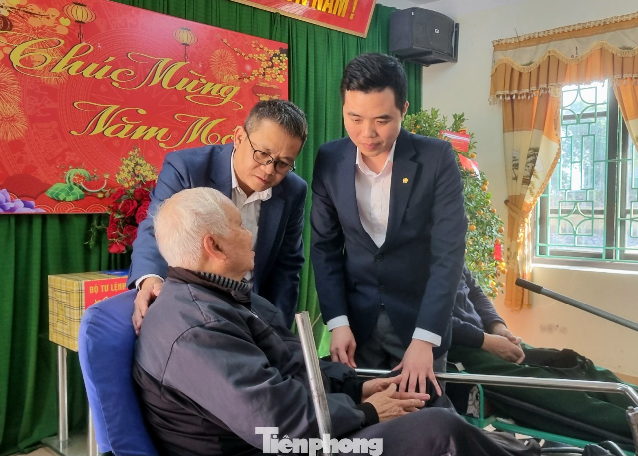 Nhà báo Hồ Sỹ Lực và ông Nguyễn Gia Vũ, Phó Giám đốc Phòng giao dịch Thuận Thành, BIDV Chi nhánh Bắc Ninh động viên các bác thương binh Trung tâm Điều dưỡng thương binh Thuận Thành. Nhà báo Hồ Sỹ Lực và ông Nguyễn Gia Vũ, Phó Giám đốc Phòng giao dịch Thuận Thành, BIDV Chi nhánh Bắc Ninh động viên các bác thương binh Trung tâm Điều dưỡng thương binh Thuận Thành.