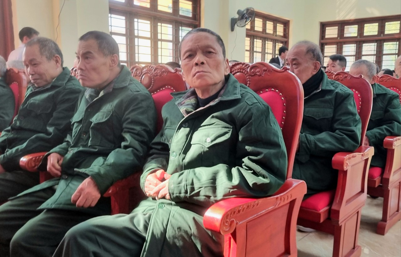 Các bác thương binh Trung tâm điều dưỡng thương binh Kim Bảng dự buổi trao quà Tết.