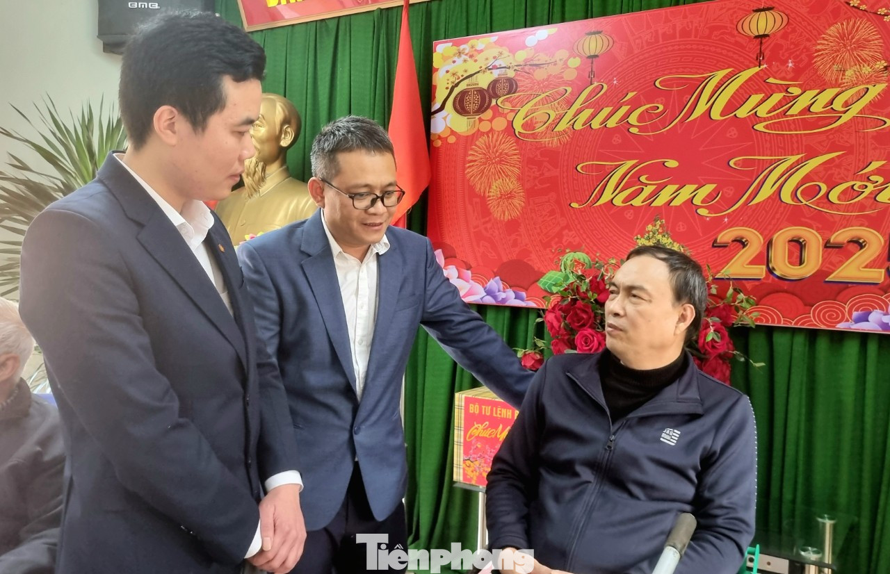 Nhà báo Hồ Sỹ Lực và ông Nguyễn Gia Vũ, Phó Giám đốc Phòng giao dịch Thuận Thành, BIDV Chi nhánh Bắc Ninh động viên các bác thương binh Trung tâm Điều dưỡng thương binh Thuận Thành. Nhà báo Hồ Sỹ Lực và ông Nguyễn Gia Vũ, Phó Giám đốc Phòng giao dịch Thuận Thành, BIDV Chi nhánh Bắc Ninh động viên các bác thương binh Trung tâm Điều dưỡng thương binh Thuận Thành.