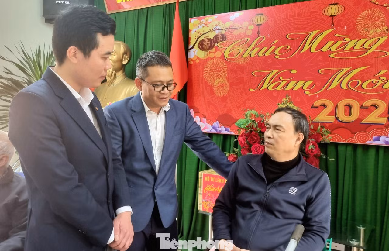 Nhà báo Hồ Sỹ Lực và ông Nguyễn Gia Vũ, Phó Giám đốc Phòng giao dịch Thuận Thành, BIDV Chi nhánh Bắc Ninh động viên các bác thương binh Trung tâm Điều dưỡng thương binh Thuận Thành.