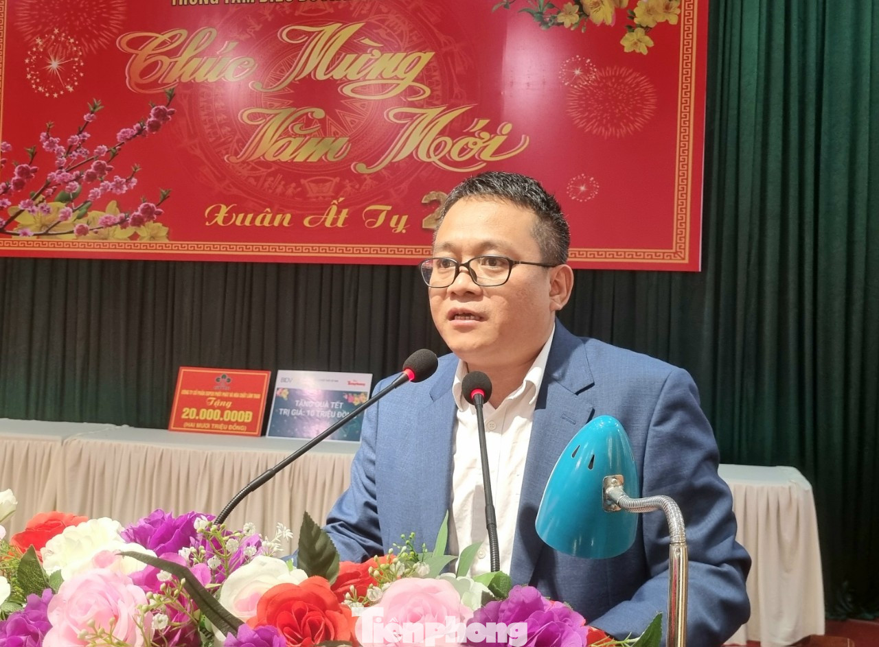 Nhà báo Hồ Sỹ Lực và ông Nguyễn Huy Tiến phát biểu tại buổi tặng quà tri ân các bác thương binh tại Trung tâm Điều dưỡng người có công tỉnh Phú Thọ. Nhà báo Hồ Sỹ Lực và ông Nguyễn Huy Tiến phát biểu tại buổi tặng quà tri ân các bác thương binh tại Trung tâm Điều dưỡng người có công tỉnh Phú Thọ.