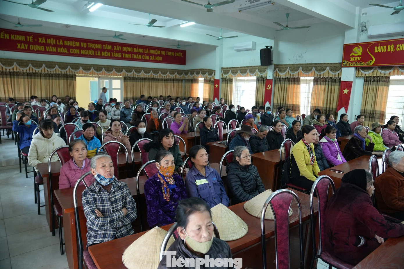 Bà con xã Cẩm Lĩnh tham dự buổi tặng quà.