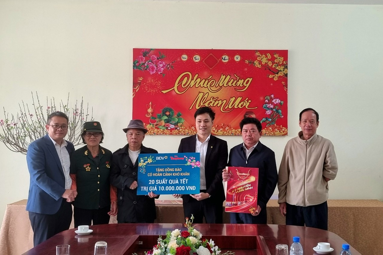 Nhà báo Hồ Sỹ Lực và anh Phạm Duy Long - Bí thư Đoàn thanh niên BIDV Thái Bình trao quà Tết đến các bác thương binh Trung tâm nuôi dưỡng người có công và phục hồi chức năng tỉnh Thái Bình.