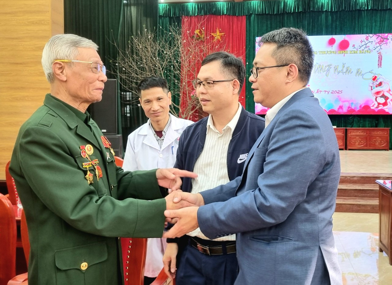 Ông Phạm Nhị Sơn, Phó Giám đốc BIDV Hà Nam và nhà báo Hồ Sỹ lực trao đổi, động viên thương binh Trung tâm chăm sóc thương binh Kim Bảng.