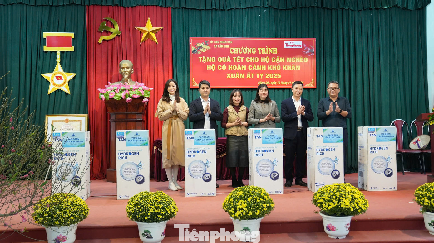 Á hậu Đào Hiền, nhà báo Phạm Duy (Trung tâm Công nghệ, kỹ thuật và phát triển Sản phẩm số, báo Tiền Phong) và các đại biểu trao máy lọc nước cho các trường học tại xã Cẩm Lĩnh.