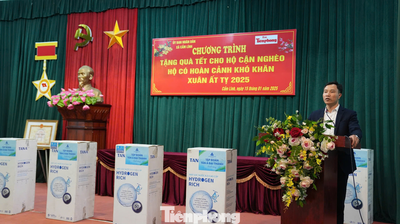 Ông Chu Xuân Cử, Bí thư Đảng ủy xã Cẩm Lĩnh phát biểu cảm ơn báo Tiền Phong, Quỹ Thiện Tâm và doanh nghiệp quan tâm tặng quà Tết đến người khuyết tật, gia đình có hoàn cảnh khó khăn của xã nhà.