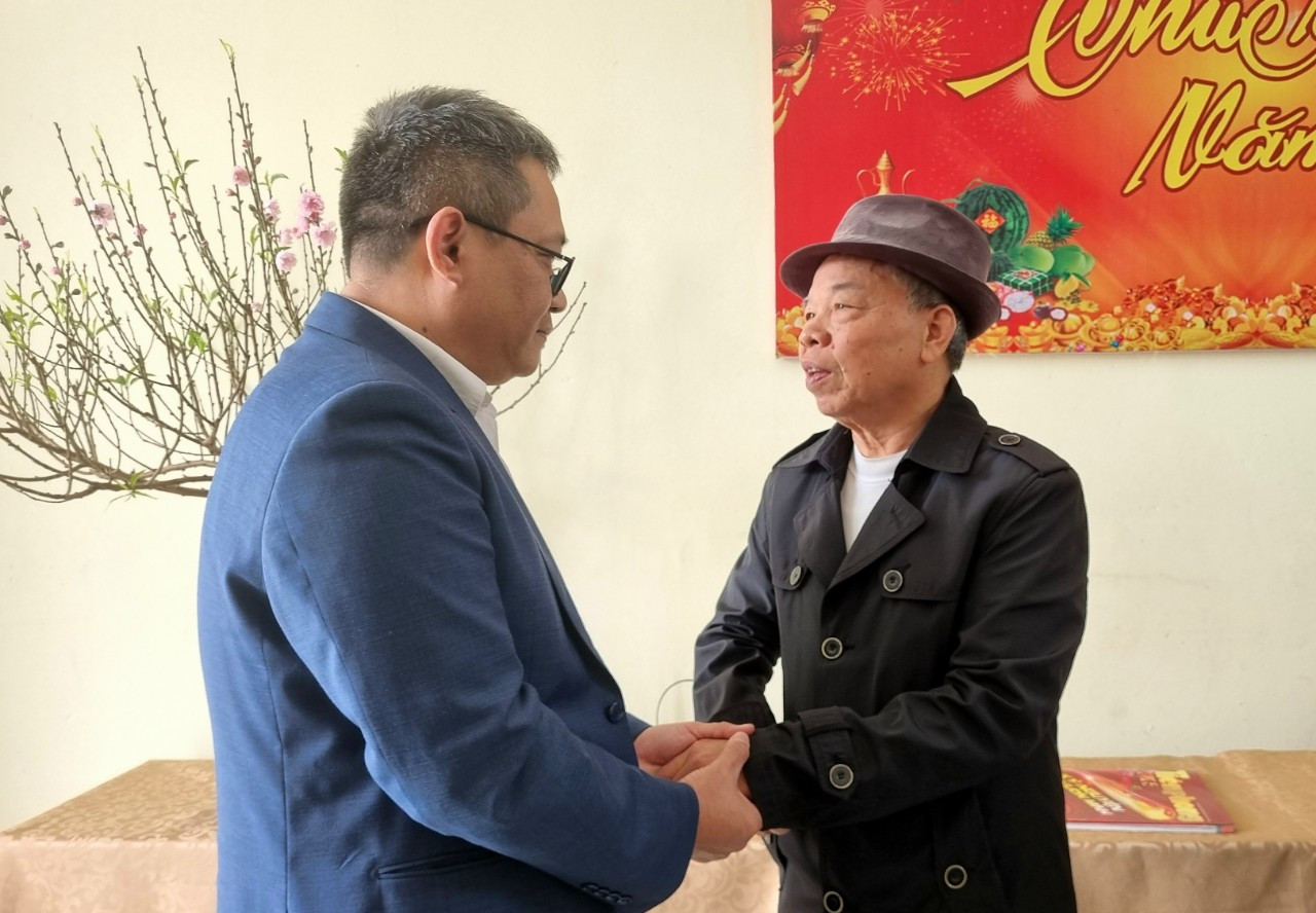 Nhà báo Hồ Sỹ Lực và anh Phạm Duy Long Bí thư Đoàn thanh niên BIDV Thái Bình động viên thương binh Trung tâm nuôi dưỡng và phục hồi chức năng tỉnh Thái Bình.