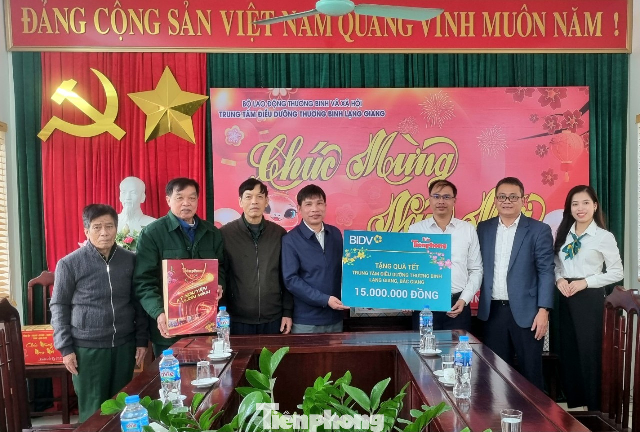 Đại diện hai đơn vị trao quà Tết đến các bác thương binh tại Trung tâm Điều dưỡng thương binh Lạng Giang. Đại diện hai đơn vị trao quà Tết đến các bác thương binh tại Trung tâm Điều dưỡng thương binh Lạng Giang.