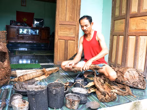 Ông Lâm bày tài sản của cha con “người rừng” và hét giá khủng với mọi người. Ông Lâm bày tài sản của cha con “người rừng” và hét giá khủng với mọi người
