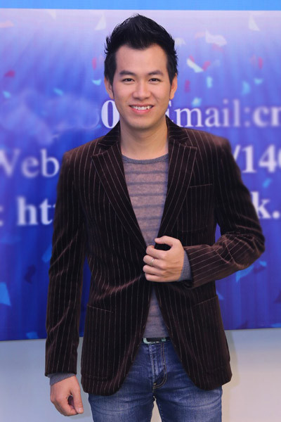 Ca sĩ Hồ Trung Dũng cũng lịch lãm đi dự buổi lễ với hình ảnh quen thuộc