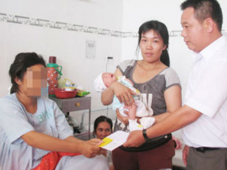 Đại diện Văn phòng Luật sư Lê Vi trao tiền giúp đỡ cho gia đình nạn nhân V.