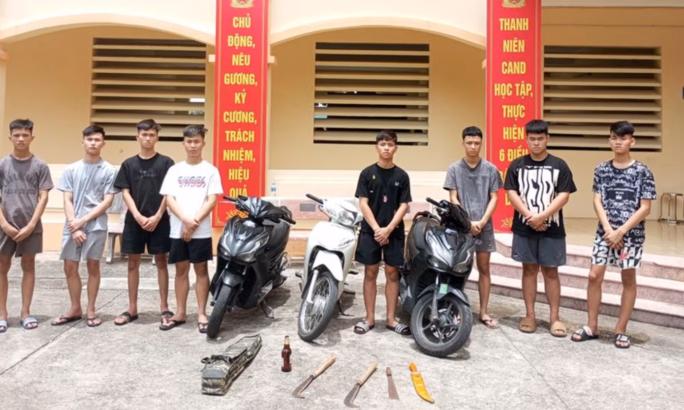 Nhóm đối tượng cùng tang vật. Nhóm đối tượng cùng tang vật.