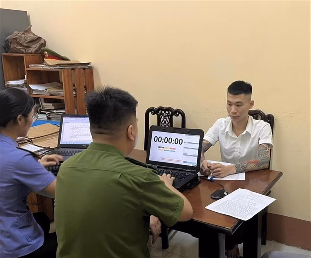 Một trong các đối tượng tại cơ quan công an.