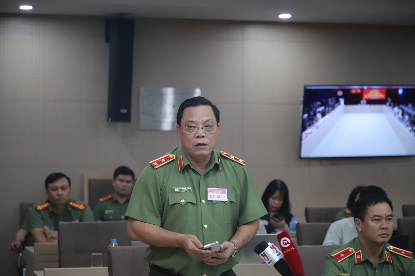 Trung tướng Nguyễn Hải Trung, Giám đốc Công an TP Hà Nội trả lời câu hỏi của PV báo Tiền Phong. Ảnh: Phạm Nam. Trung tướng Nguyễn Hải Trung, Giám đốc Công an TP Hà Nội trả lời câu hỏi của PV báo Tiền Phong. Ảnh: Phạm Nam.