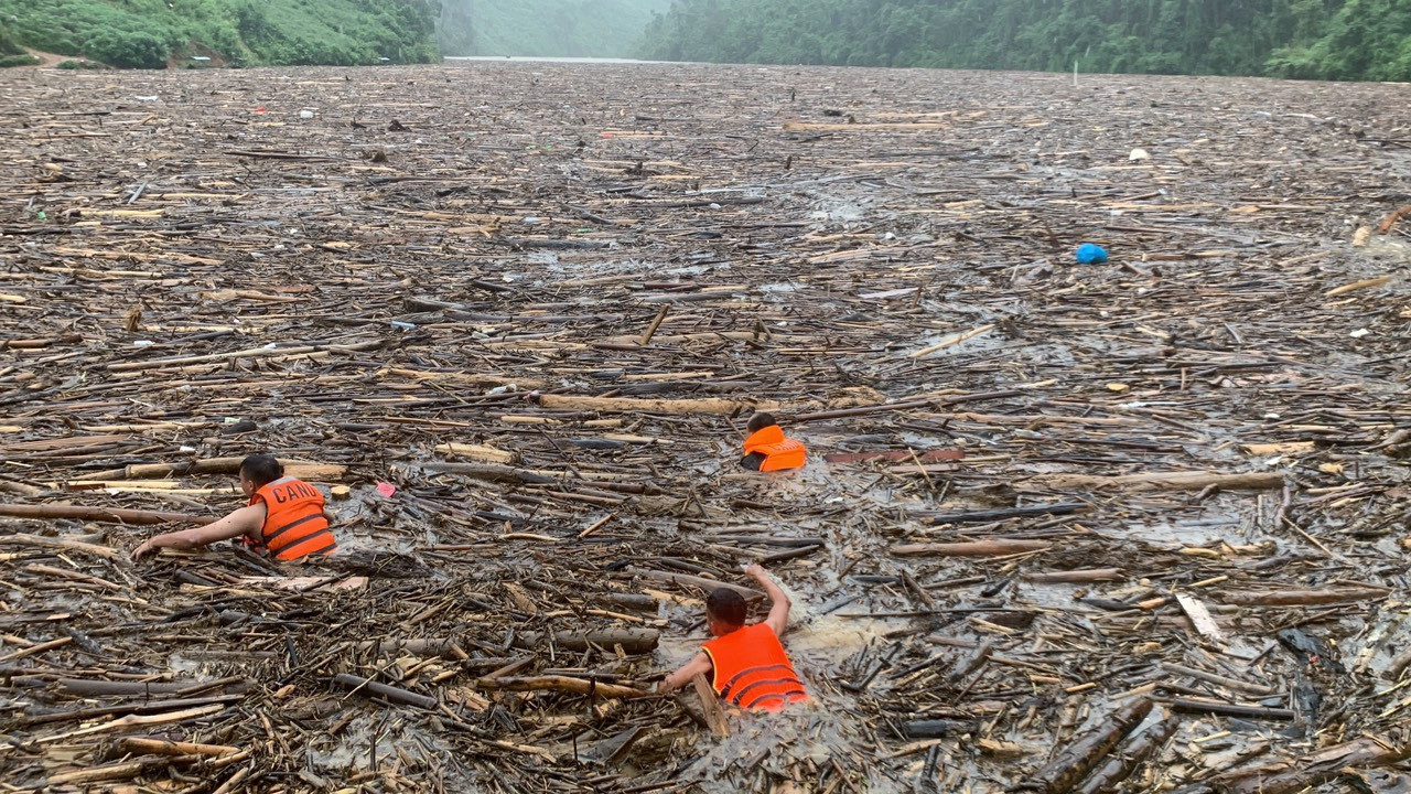 Cán bộ, chiến sĩ dìm mình trong nước lũ để tìm kiếm nạn nhân. Ảnh: N.T. Cán bộ, chiến sĩ dìm mình trong nước lũ để tìm kiếm nạn nhân. Ảnh: N.T.