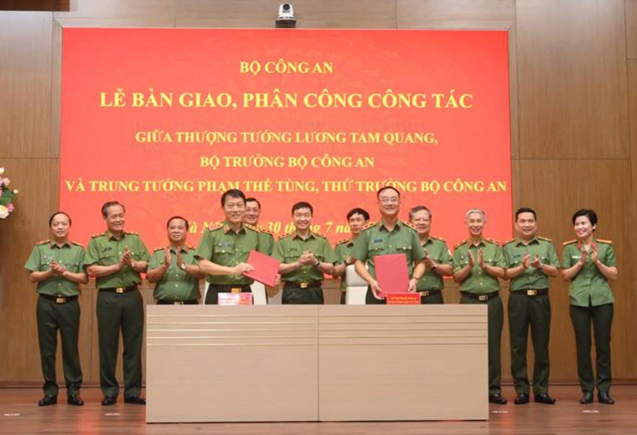 Lễ bàn giao, phân công công tác giữa Bộ trưởng Lương Tam Quang và Thứ trưởng Phạm Thế Tùng. Ảnh: Bộ Công an. Lễ bàn giao, phân công công tác giữa Bộ trưởng Lương Tam Quang và Thứ trưởng Phạm Thế Tùng. Ảnh: Bộ Công an.