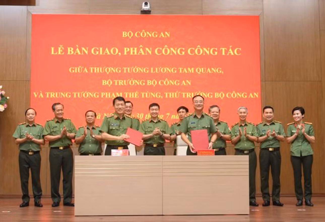 Lễ bàn giao, phân công công tác giữa Bộ trưởng Lương Tam Quang và Thứ trưởng Phạm Thế Tùng. Ảnh: Bộ Công an.