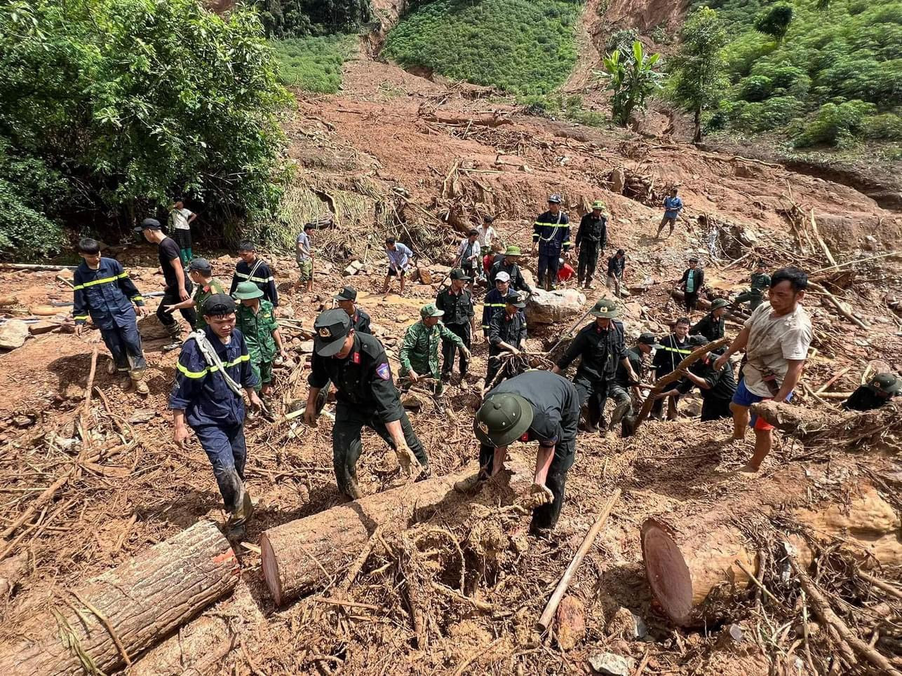 Nỗ lực tìm kiếm nạn nhân của CBCS Công an Điện Biên và các lực lượng chức năng. Ảnh: N.T Nỗ lực tìm kiếm nạn nhân của CBCS Công an Điện Biên và các lực lượng chức năng. Ảnh: N.T