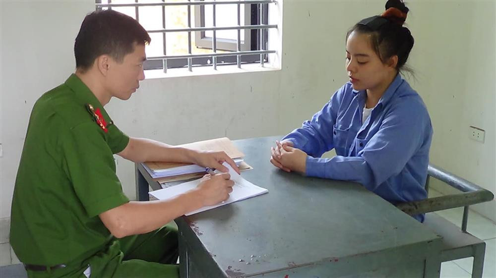 Cơ quan công an lấy lời khai 1 đối tượng trong vụ án.