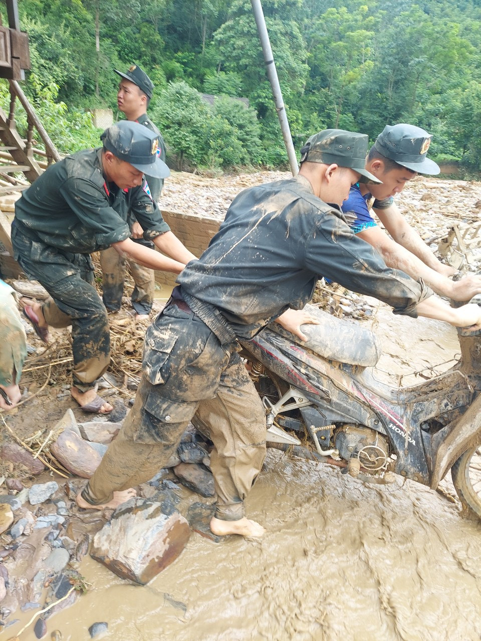 "Giải cứu" tài sản của dân bị vùi lấp. Ảnh: N.T. "Giải cứu" tài sản của dân bị vùi lấp. Ảnh: N.T.