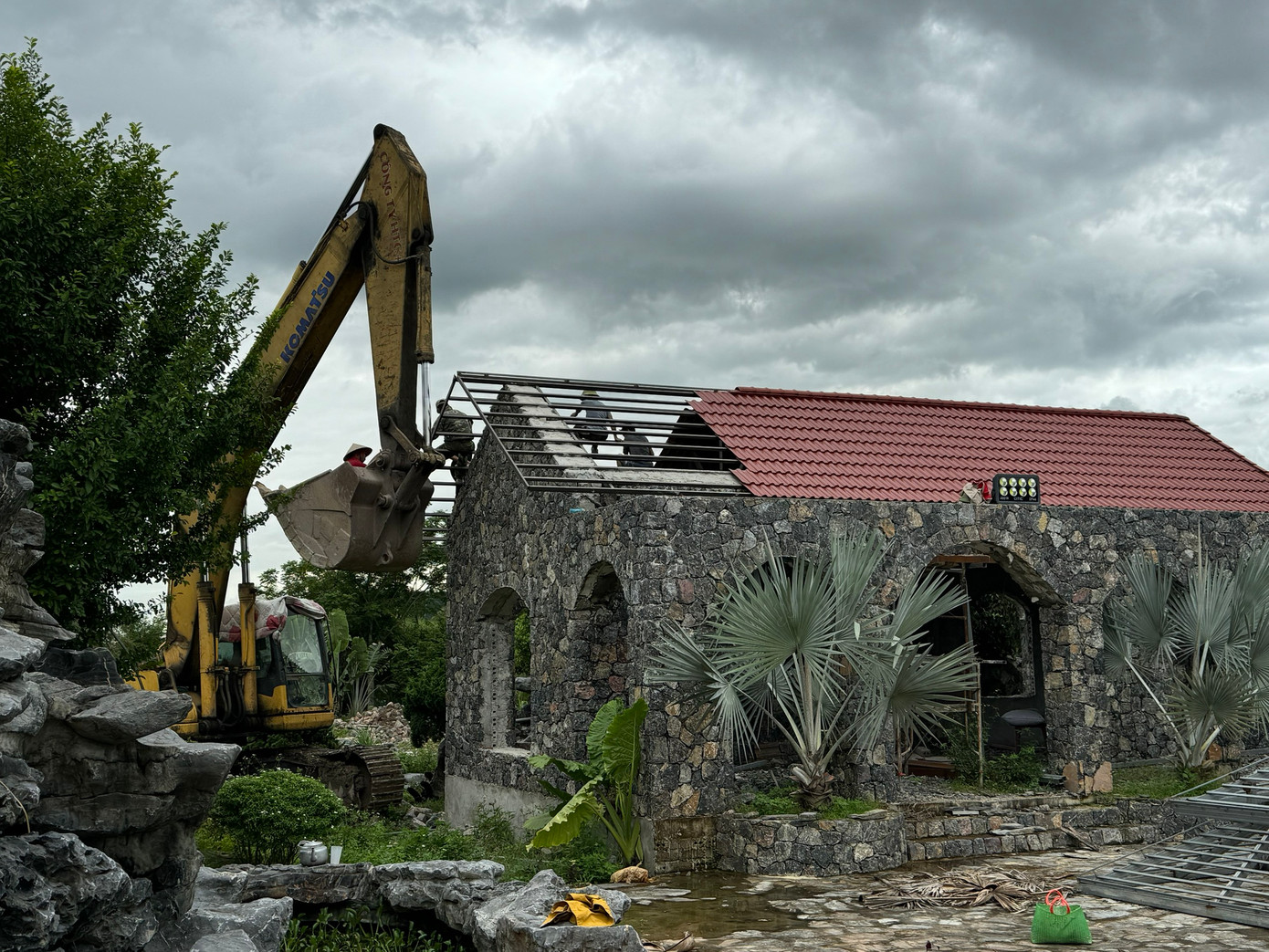 Nhiều hạng mục được tháo dỡ. Nhiều hạng mục được tháo dỡ.