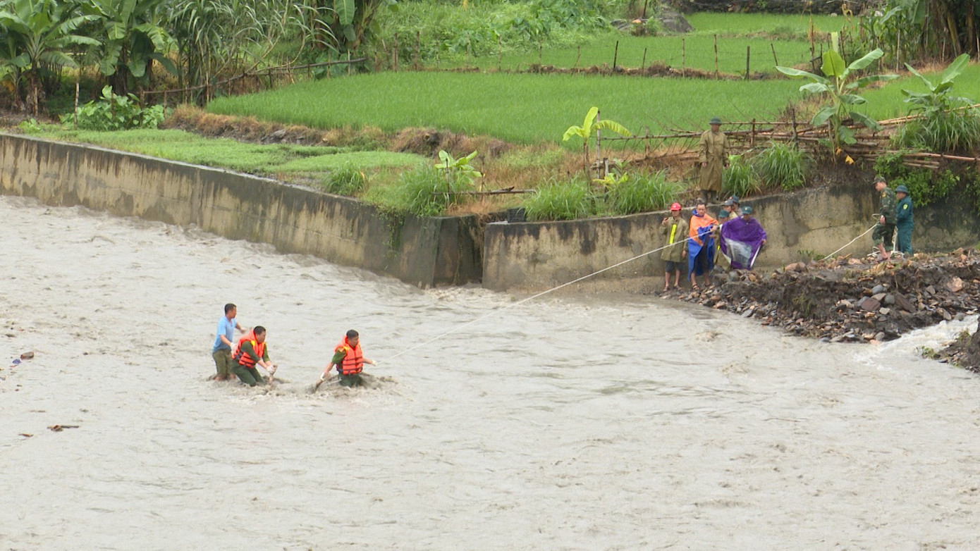 Tìm kiếm nạn nhân và tài sản của dân. Ảnh: N.T Tìm kiếm nạn nhân và tài sản của dân. Ảnh: N.T
