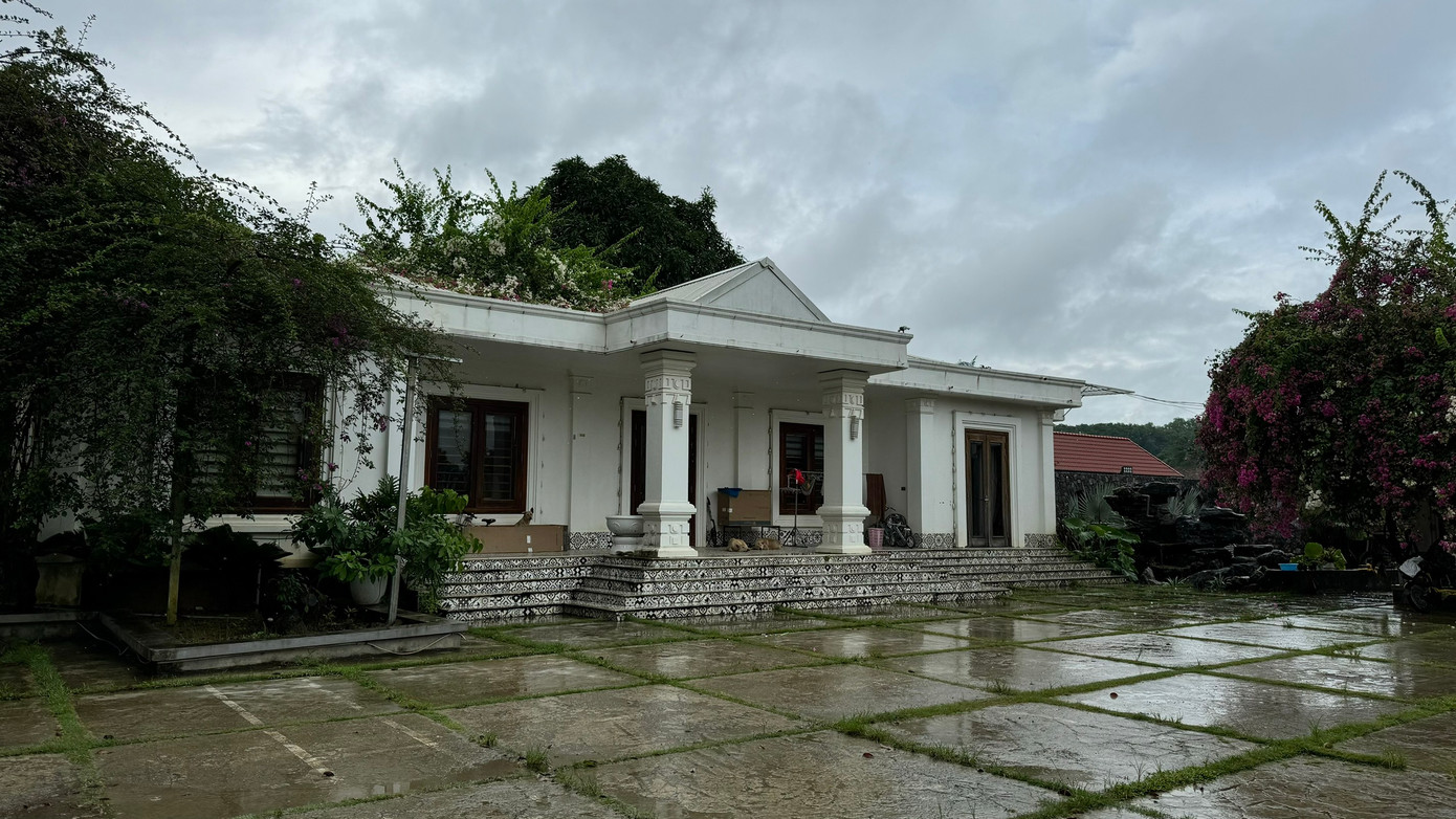 Công trình kiên cố không phép mọc lên trên mỏ đất Ba Mào đã hết phép. Ảnh: N.B