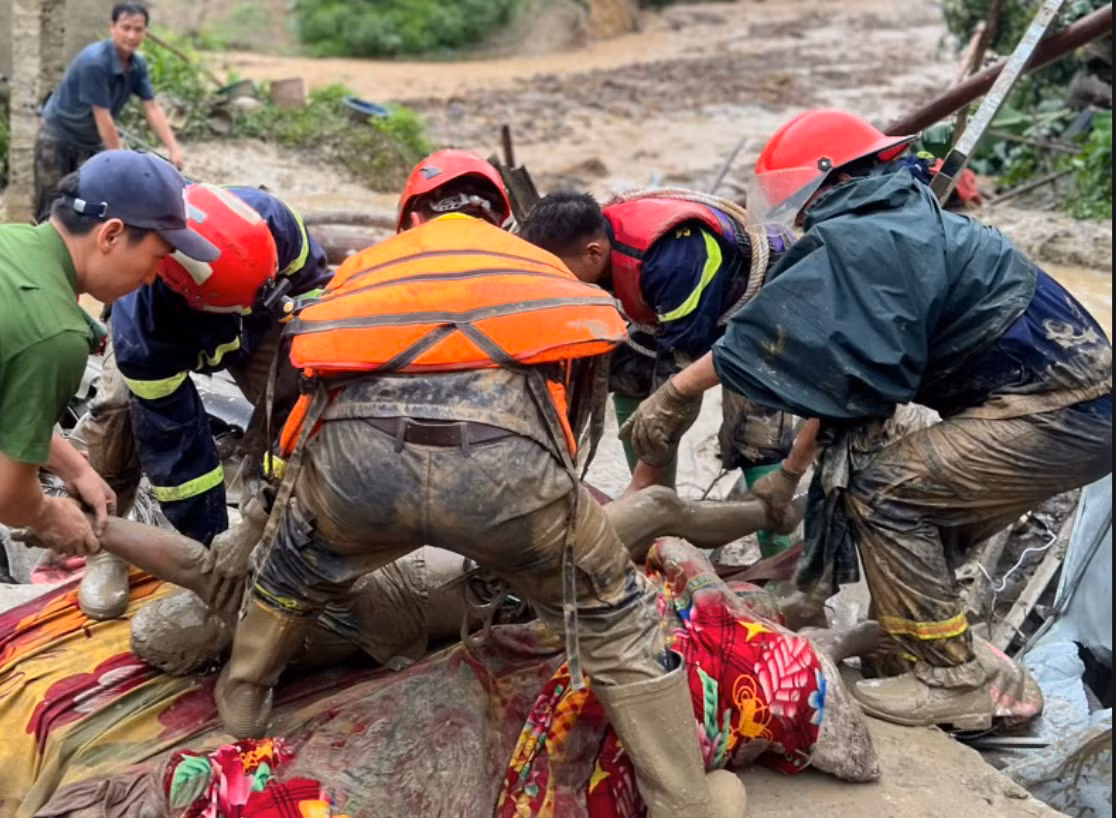 Một nạn nhân được tìm thấy trong bùn đất. Ảnh: N.T