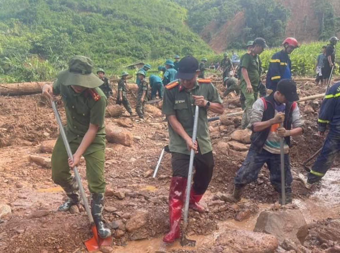 Bùn đất, đá, rác, củi từ trên đồi không ngừng tràn về, theo dòng nước gây ra những tắc nghẽn và làm gia tăng mức độ nghiêm trọng. Ảnh: N.T Bùn đất, đá, rác, củi từ trên đồi không ngừng tràn về, theo dòng nước gây ra những tắc nghẽn và làm gia tăng mức độ nghiêm trọng. Ảnh: N.T