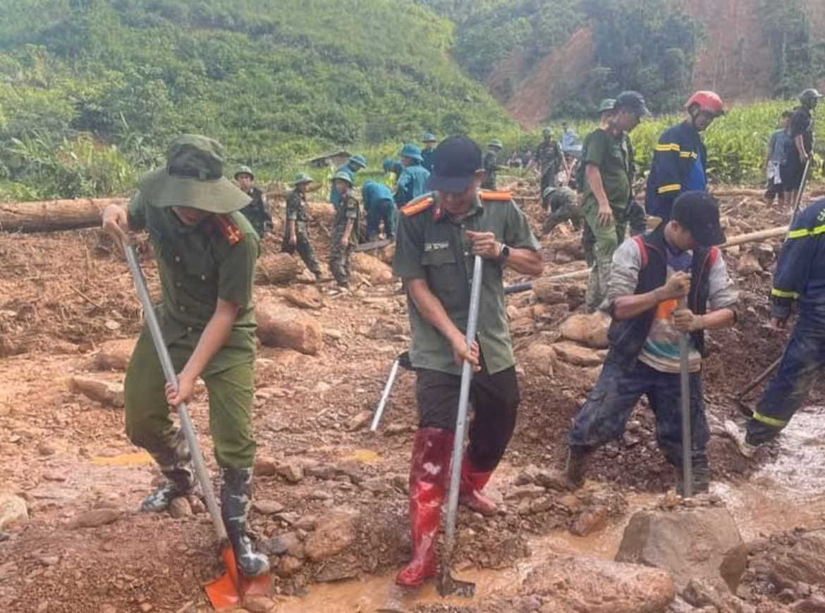 Bùn đất, đá, rác, củi từ trên đồi không ngừng tràn về, theo dòng nước gây ra những tắc nghẽn và làm gia tăng mức độ nghiêm trọng. Ảnh: N.T