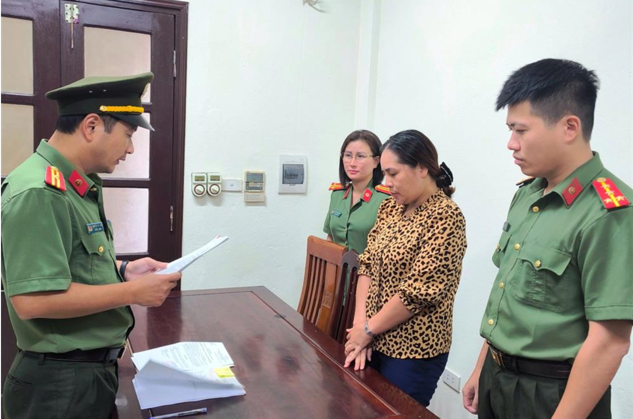 Cơ quan An ninh điều tra Công an tỉnh công bố Quyết định khởi tố bị can đối với Nguyễn Thị Hải Yến.