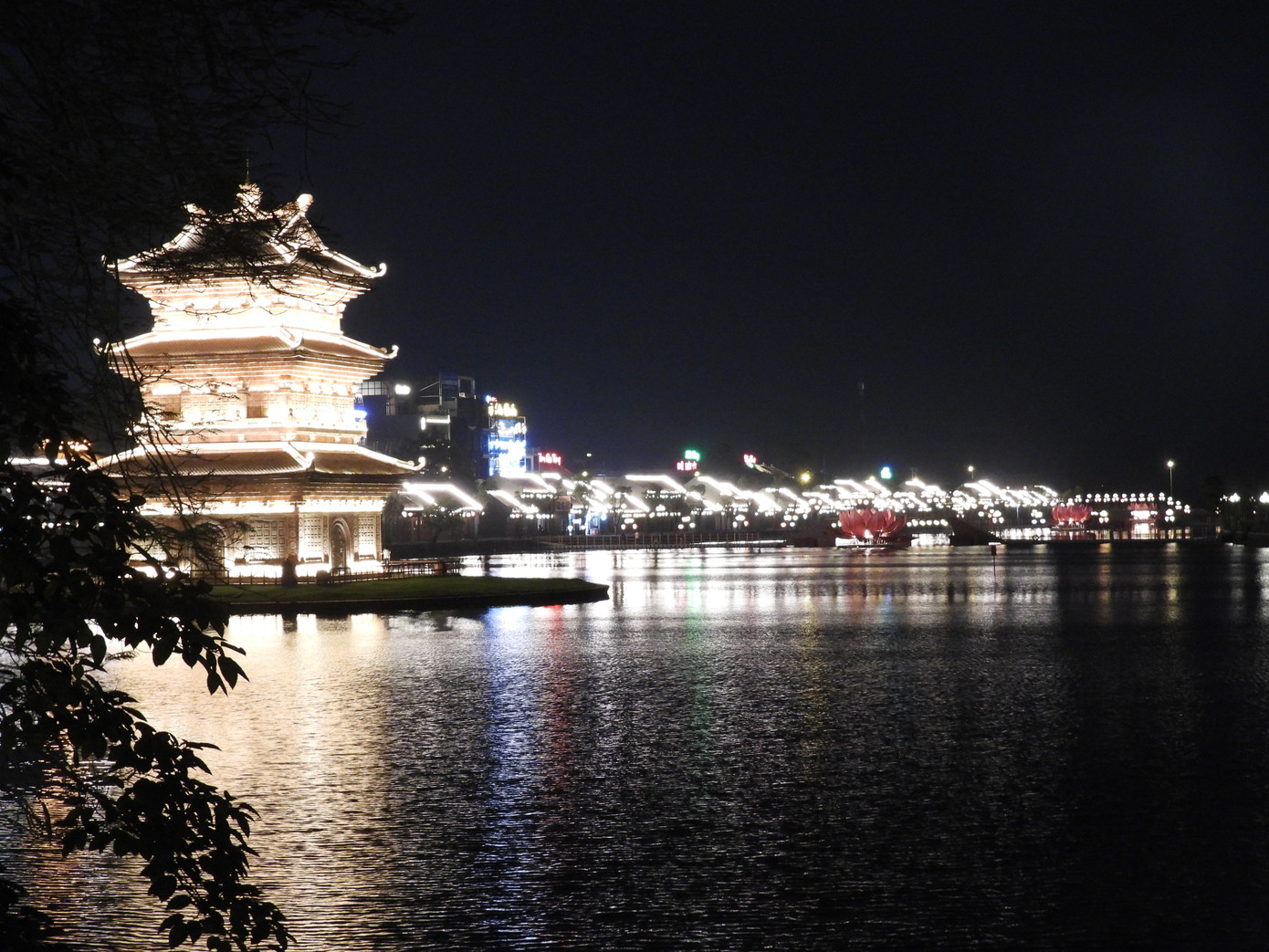 Chùa bạc tại TP Ninh Bình. Ảnh: M.Đ