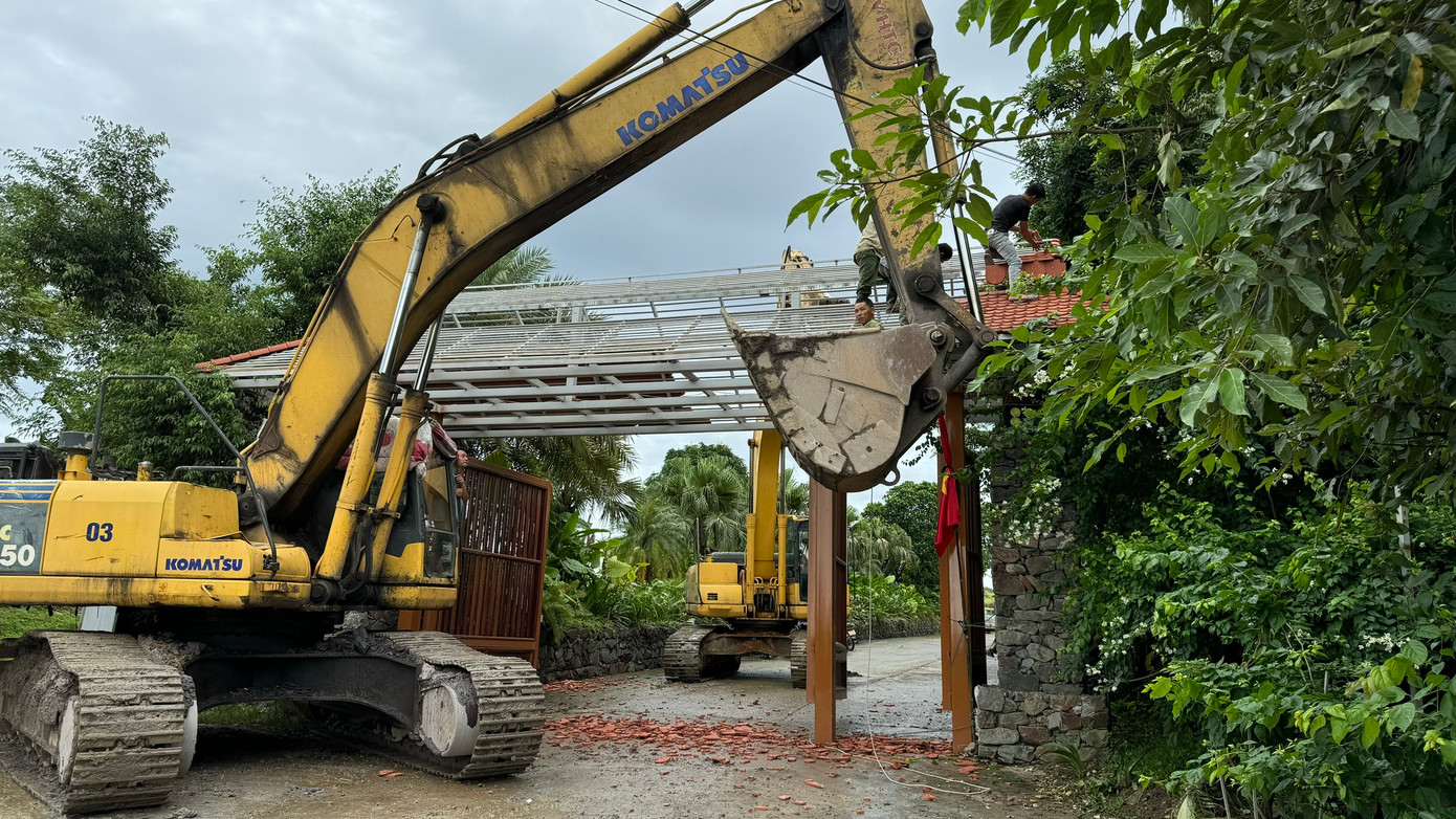 Công trình không phép đang được tháo dỡ. Công trình không phép đang được tháo dỡ.