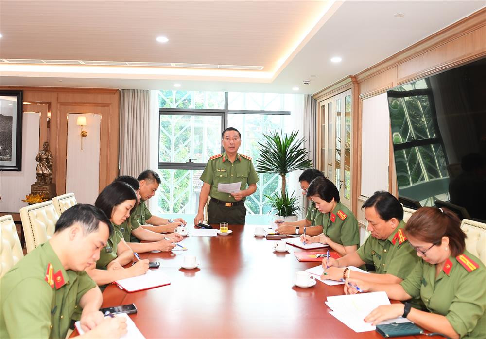 Thứ trưởng Trần Quốc Tỏ họp với các đơn vị chức năng về công tác chuẩn bị cho Kỳ thi đánh giá của Bộ Công an. Thứ trưởng Trần Quốc Tỏ họp với các đơn vị chức năng về công tác chuẩn bị cho Kỳ thi đánh giá của Bộ Công an.