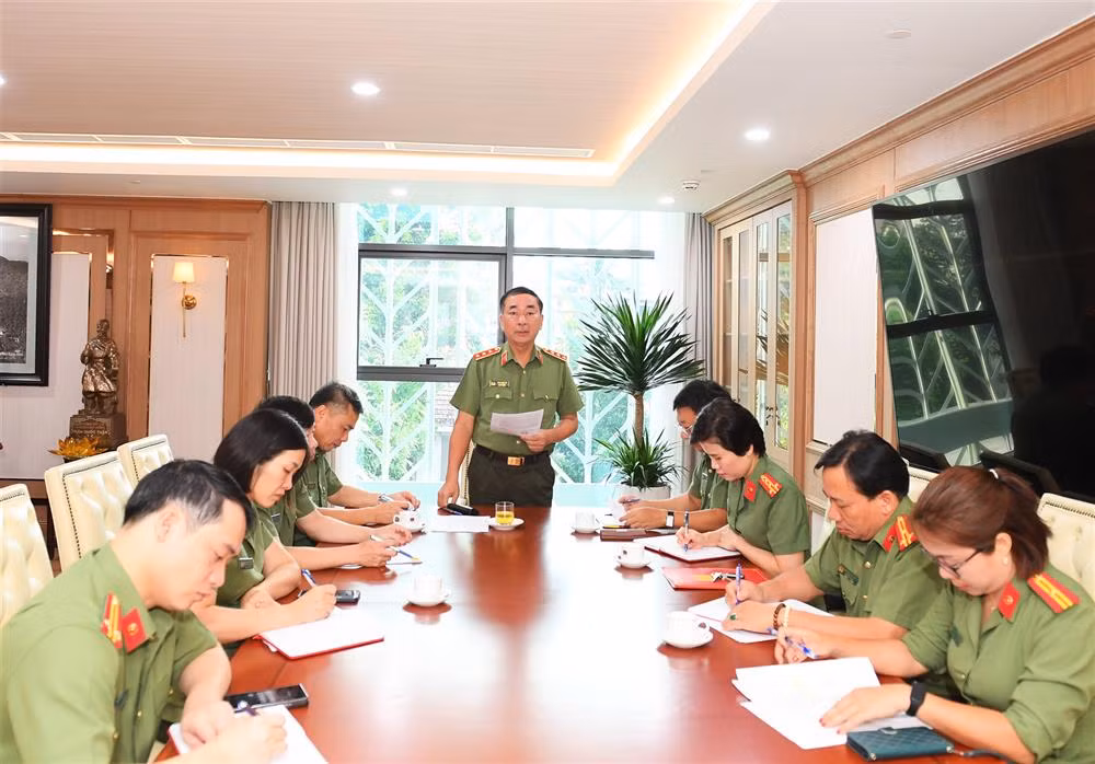 Thứ trưởng Trần Quốc Tỏ họp với các đơn vị chức năng về công tác chuẩn bị cho Kỳ thi đánh giá của Bộ Công an. Thứ trưởng Trần Quốc Tỏ họp với các đơn vị chức năng về công tác chuẩn bị cho Kỳ thi đánh giá của Bộ Công an.
