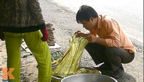 Người mua thoải mái xem hàng