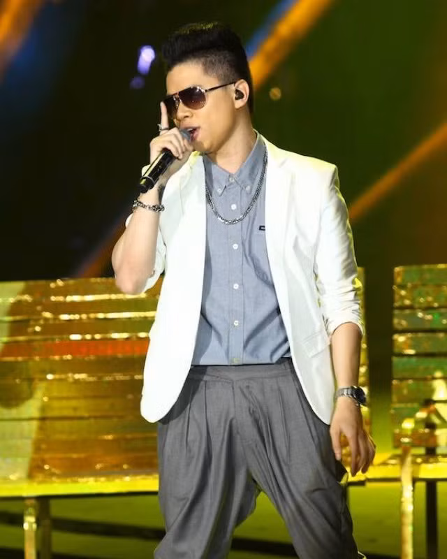 Hoàng Tôn 'phô' khi hát bằng tiếng Anh 