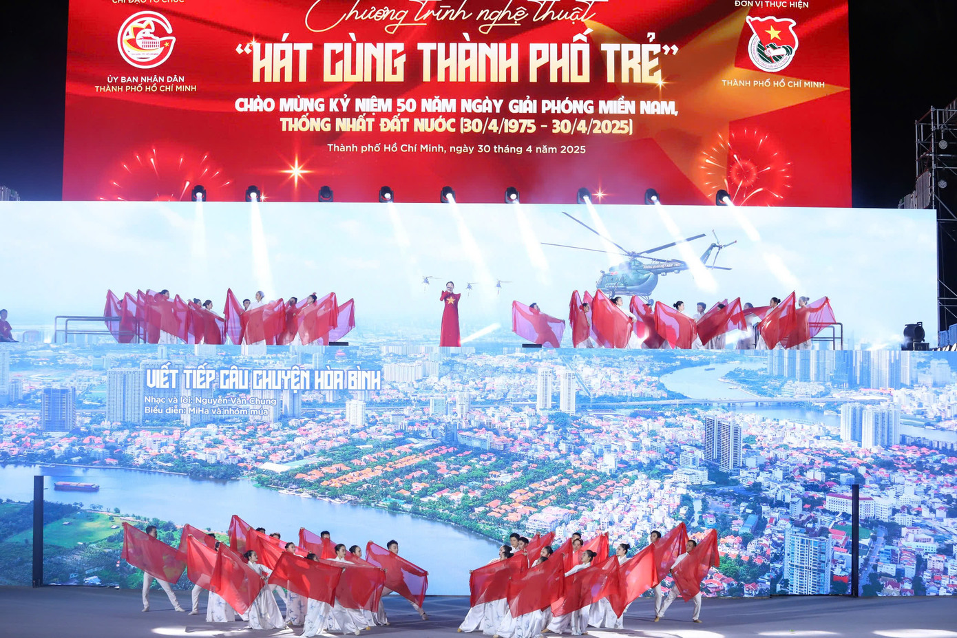 Nức lòng 'đại tiệc' pháo hoa mừng 50 năm thống nhất đất nước ảnh 18