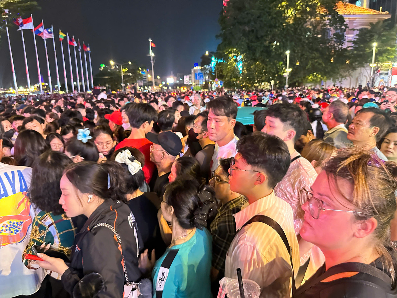 Dòng người hào hứng đón chờ 'đại tiệc' pháo hoa. Ảnh: Duy Anh