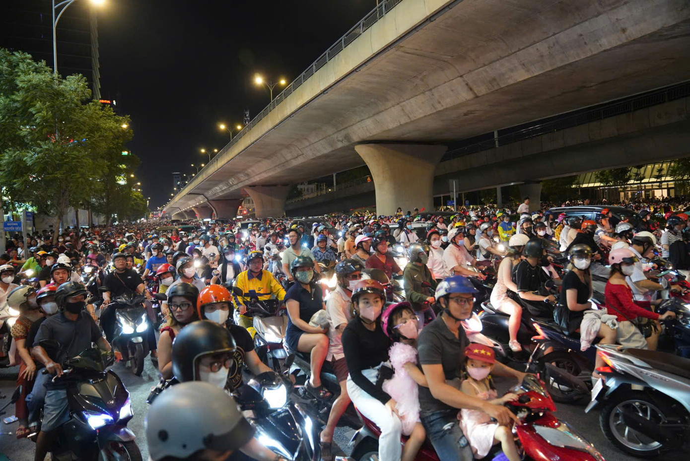 Nức lòng 'đại tiệc' pháo hoa mừng 50 năm thống nhất đất nước ảnh 31