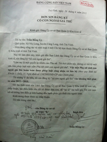 “Đơn xin đăng ký có con ngoài giá thú” của bà Ly. Ảnh: Sáu Nghệ. “Đơn xin đăng ký có con ngoài giá thú” của bà Ly. Ảnh: Sáu Nghệ