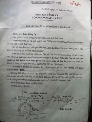 “Đơn xin đăng ký có con ngoài giá thú” của bà Ly. Ảnh: Sáu Nghệ