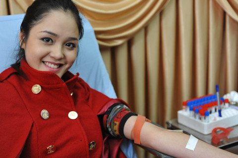 Đỗ Hoàng Anh cười rất tươi khi tham gia hiến máu lần đầu: 