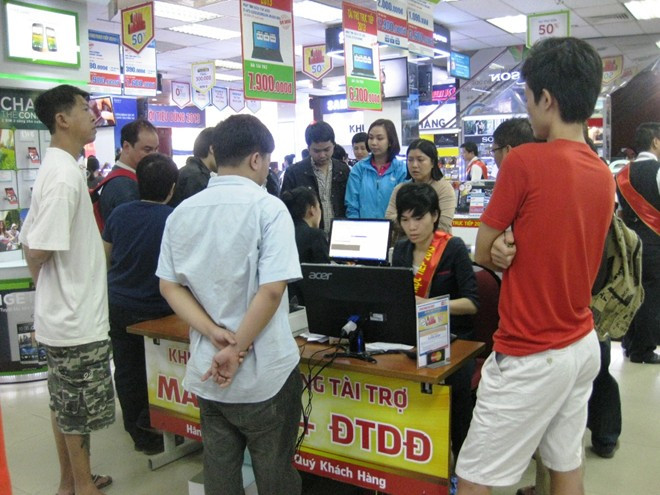 Khách hàng chủ yếu tập rung vào các mặt hàng được giảm giá mạnh như các loại điện thoại thông minh, máy tính xách tay, hoặc đồ gia dụng như tivi, tủ lạnh, nồi cơm điện với nhiều mức giảm giá, có mặt hàng được giảm đến 50%, hầu hết thuộc những thương hiệu nổi tiếng như Sam Sung, Sony, LG, Sharp, Sanyo… 