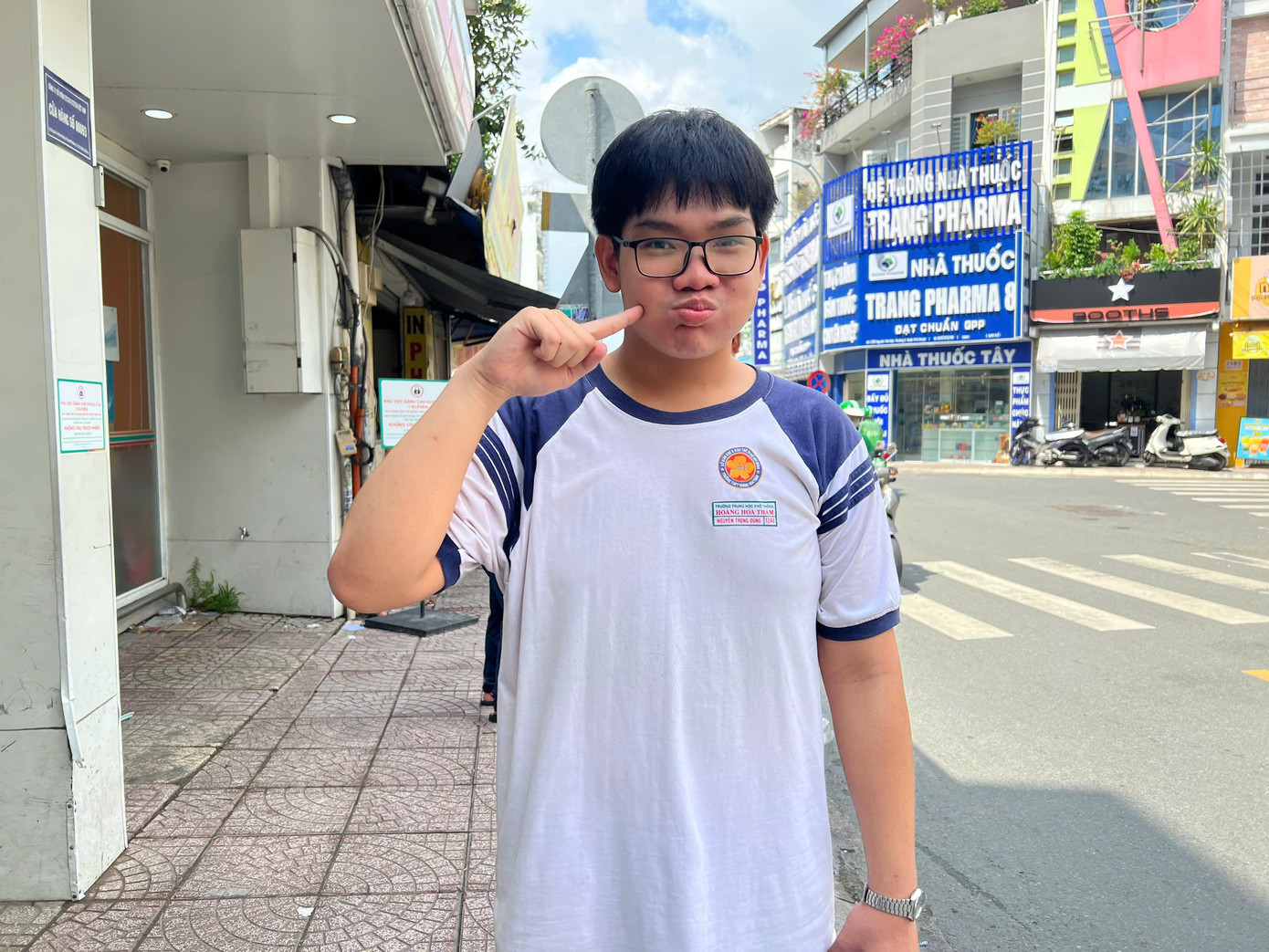 Bạn Trọng Dũng đã làm hết sức mình trong hai bài thi Lí và Tiếng Anh dù đề khá khó. Khoảnh khắc này cũng có chút lâng lâng vì đã chính thức kết thúc thời học sinh. Ảnh: Phương Anh